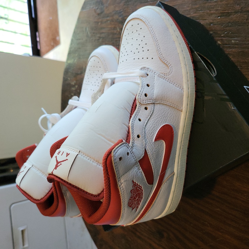 Brand new Air Jordan 1 Mid SE